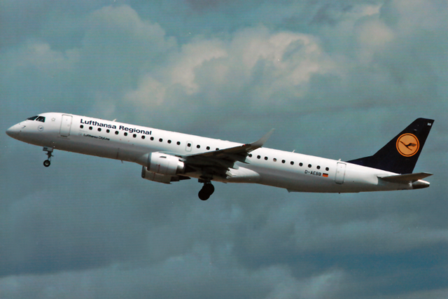 Postal Lufthansa Regional Embraer E195 D-AEBB