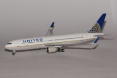 United Airlines Boeing 767-300 N675UA (GeminiJets 1:400)